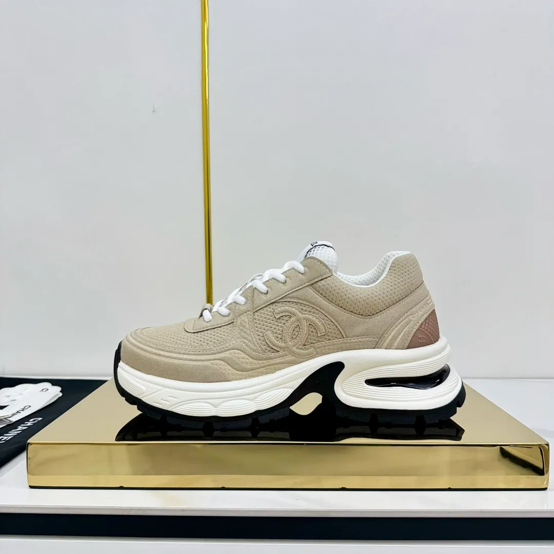 👟👟Ex-factory price 680👟👟 Upgraded version, upgraded version, upgraded version! No rebuttal accepted! ! ! ! Chanel Chanel panda shoes! 2025 counter's top casual sports shoes. This classic design; the upper is electro-embroidered with a variety of techniques; the outsole is fashionable and sporty; the unusual inclusion of a variety of color matching elements... The diversified mix and match is very good-looking and versatile, and can be used for leisure, fashion, sports, and outdoor... ꫛꫀꪝ Go➫ Materials: ❶Upper made of: original imported first-layer silk cowhide + original waterproof cloth + original first-layer cowhide ❷Inner lining: Original Yangli+Net ❸Outsole based on: Original TPU combination outsole Counter boutique packaging complete set for women 35–41 👉 👉 👉 👉